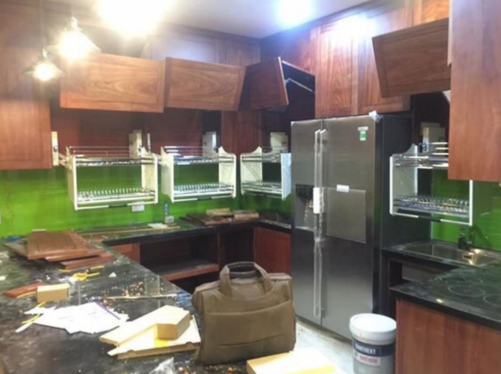Tủ bếp gỗ óc chó hiện nay