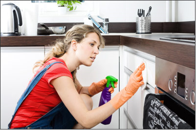 Để tủ bếp gỗ bền đẹp cần thường xuyên lau chùi