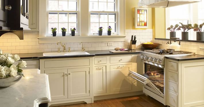 Mẫu tủ bếp gỗ sồi kết hợp với khung inox