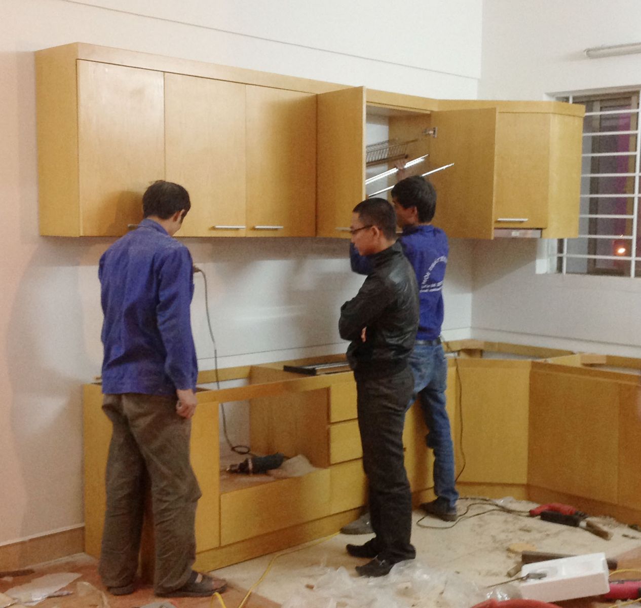 Lắp đặt thi công tủ bếp gỗ công nghiệp