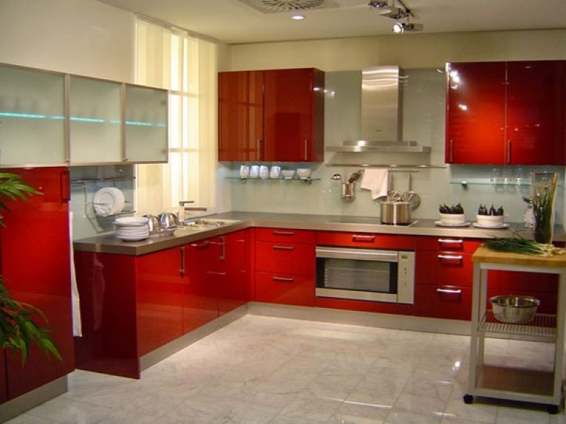 Tủ bếp gỗ màu đỏ cho người mệnh hỏa