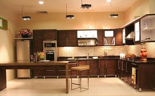 Mẫu tủ bếp gỗ hiện đại màu nâu sậm