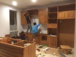 Đội ngũ lắp đặt tủ bếp gỗ chuyên nghiệp
