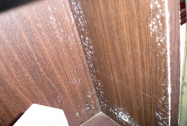 Tủ bếp gỗ bị nấm mốc