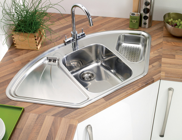 Vòi nước không nên đặt gần tủ bếp